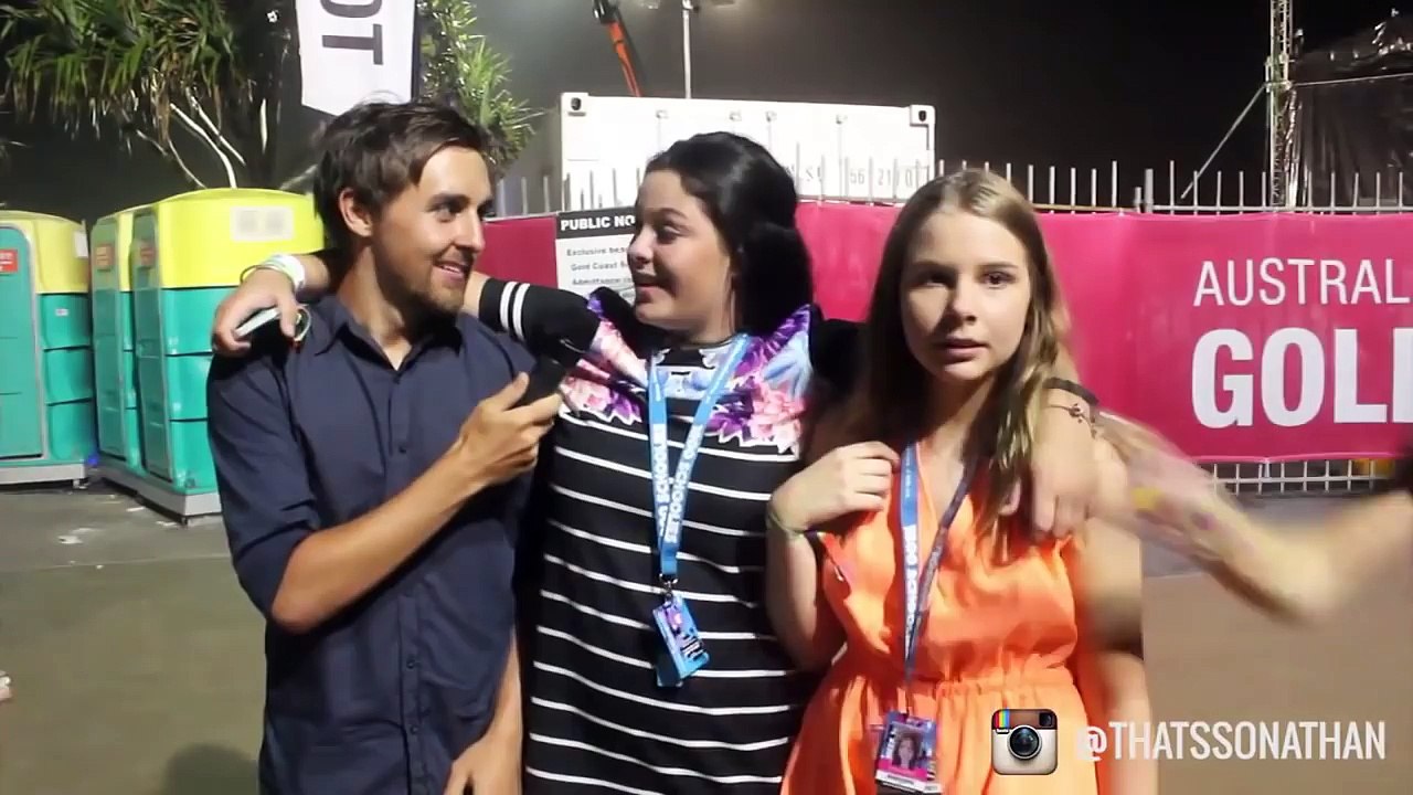 Kissing DRUNK Girls - Kissing Strangers - Schoolies Interview
