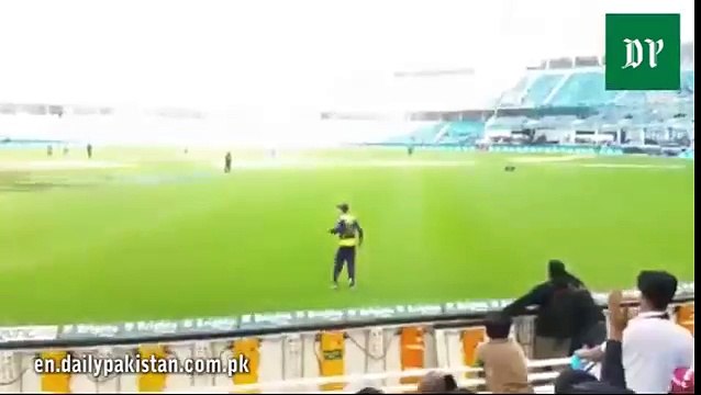 احمد شہزاد میچ کے دوران یہ کیا کر رہے ہیں - Ahmad Shehzad Dancing during PSL MATCH