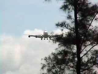 Hard Crosswind Landing Hong Kong (1998)