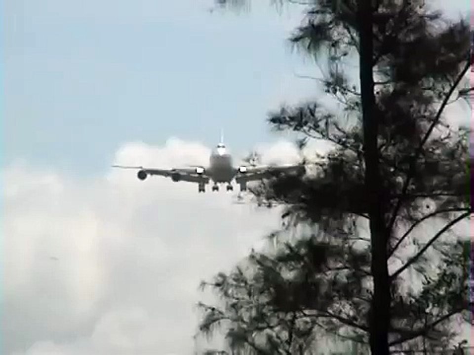 Hard Crosswind Landing Hong Kong (1998)