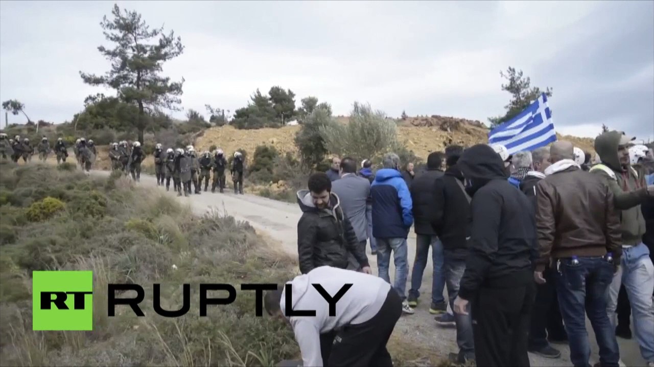 Grèce : des manifestants anti-migrants dispersés avec du gaz lacrymogène par la police de Kos