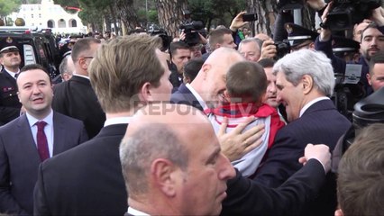 Report TV - Kerry merr në krah vogëlushin 5 vjeç, ia "prezanton" Rama