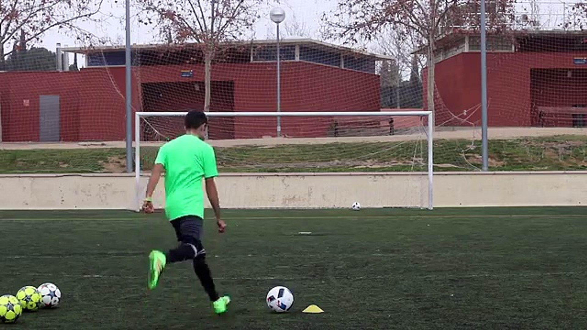 VIRAL Football Free Kicks! - KNUCKLEBALL! You Won't Believe this Movements! (News World)