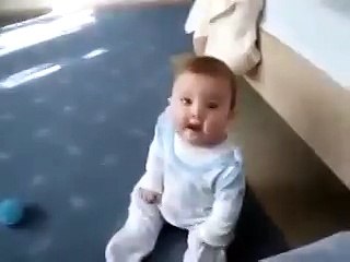 Ребёнок танцует под музыку!Смотреть до конца