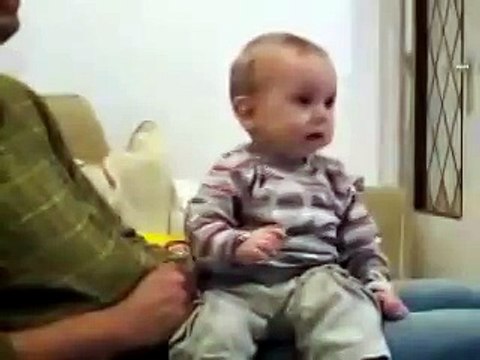 Веселый и забавный Ребенок Смех до слез