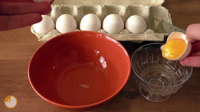 Как отделить желток от белка- 2 СПОСОБА разделить белок и желток - За 60 секунд