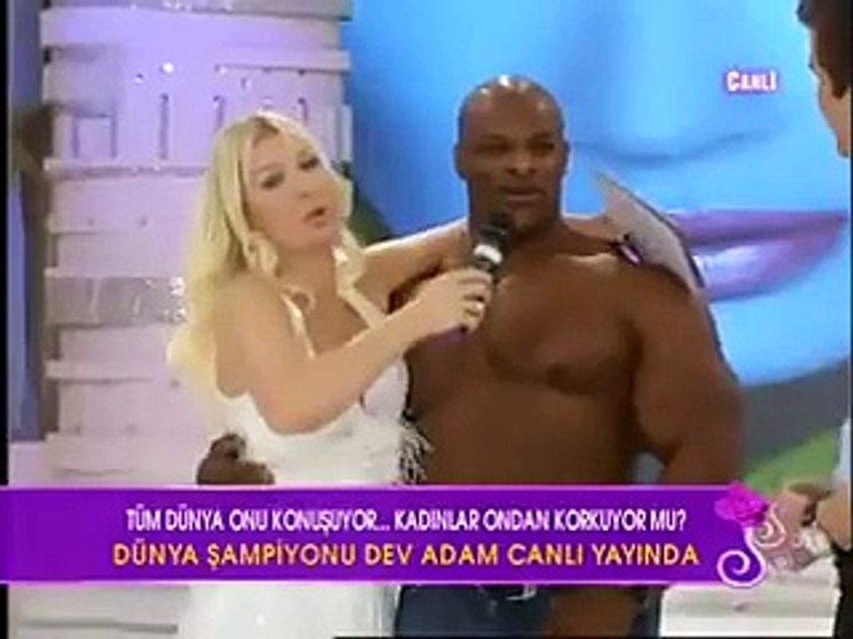 Canlı Yayında Rezalet! Seda Sayan Konuğuna Sarılıp...