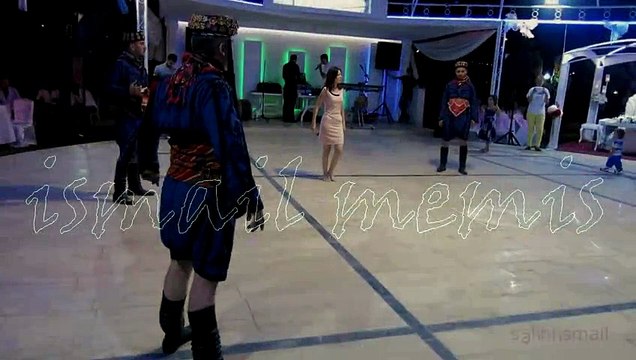 Düğünde Zeybek Dansıyla Herkesi Kendine Hayran Bırakan Egeli Kız