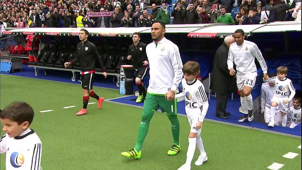 Jugadores del Real Madrid y del Athletic Club entrando al terreno de juego