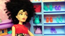 BARBIES FUNNY SHOE PROBLEMS! Frozen Prince Hans & Barbie Shop at Mall Doll Parody DisneyC