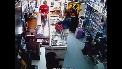 Babanın oğluna hırsızlık yaptırma anı kamerada