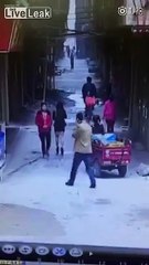 thiếu nữ bị cướp váy giữa đường