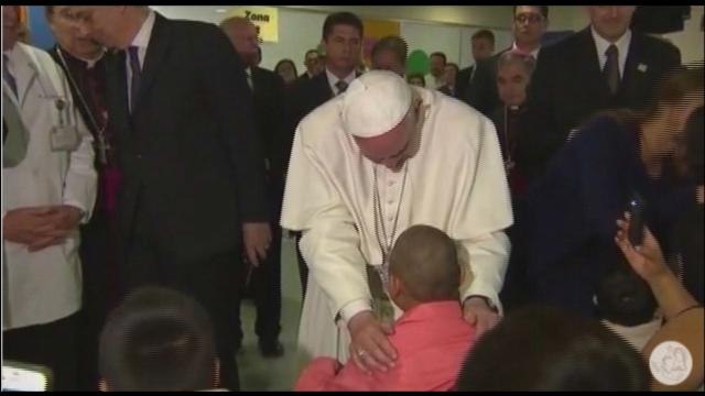 Francisco brinda cariñoterapia a niños enfermos de cáncer en México_
