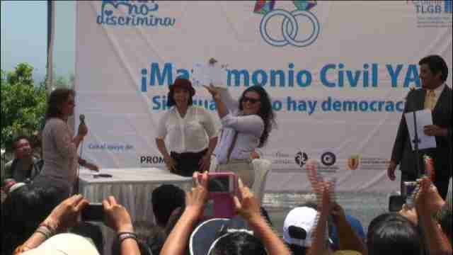 Homosexuales reivindican con bodas simbólicas en Perú la legalización de la unión civil