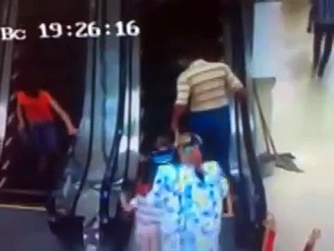 Узбеки впервые на эскалаторе. Жесть