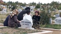 Van depreminin sembolü “Azra Bebek” babasının kabrini ziyaret etti