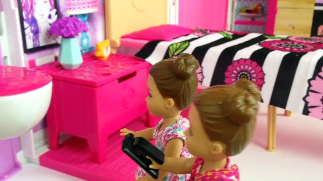 Мультфильм Барби для девочек Видео с куклами Барби и Кен нянчат малышек Игрушки для Девочек