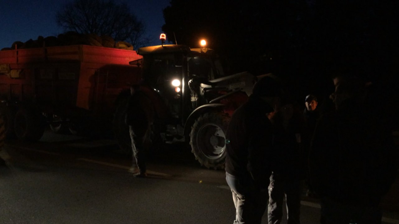 Les agriculteurs bloquent la RN 165