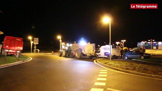 Lannion. Opération nocturne des agriculteurs