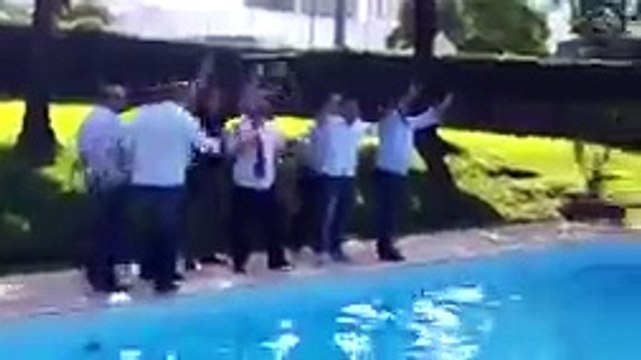 Жених кинул букет на свадьбе))