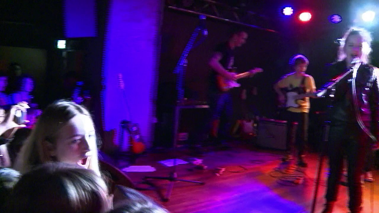 Mutti rockt die Bühne in Paris