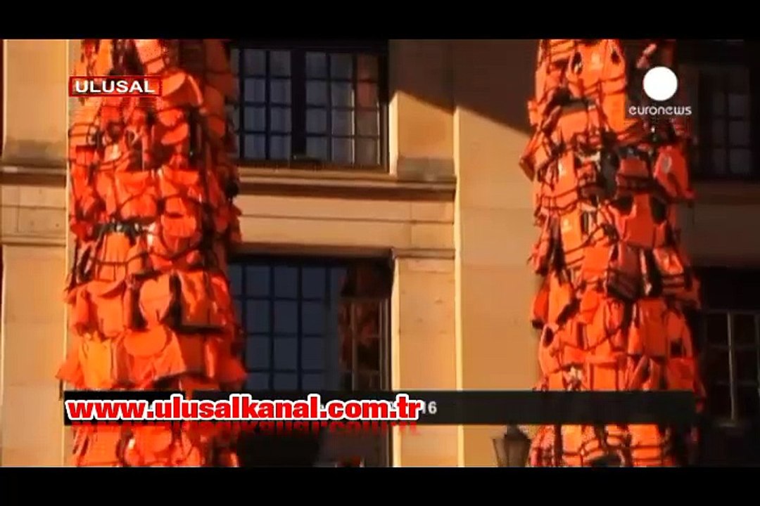 Çinli sanatçı Ai Berlin Konser Evi'ni 14 bin can yeleği ile kapladı