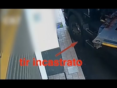 Casoria (NA) - Rapinano carico di grattugie e si incastrano con il Tir, 4 arresti (15.02.16)