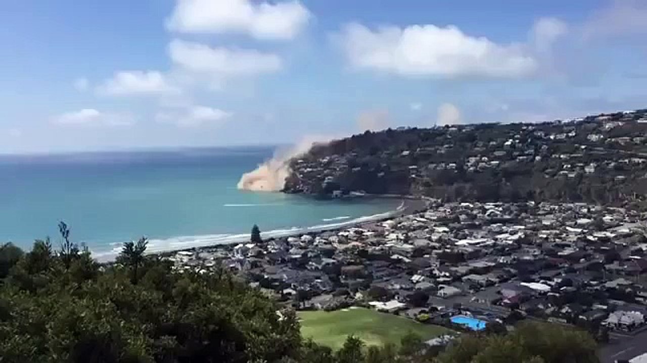 Une falaise s'effondre après un tremblement de terre