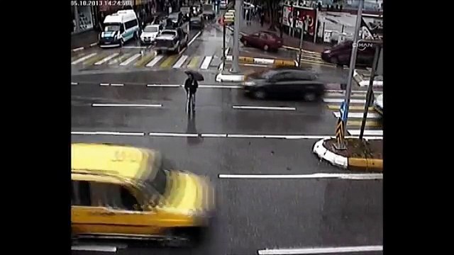 Duyarlı sürücüden örnek davranış: Aracından inip görme engelli yayayı karşıya geçirdi