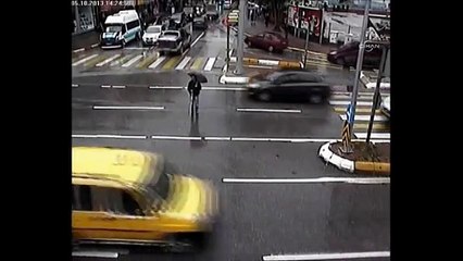 Duyarlı sürücüden örnek davranış: Aracından inip görme engelli yayayı karşıya geçirdi