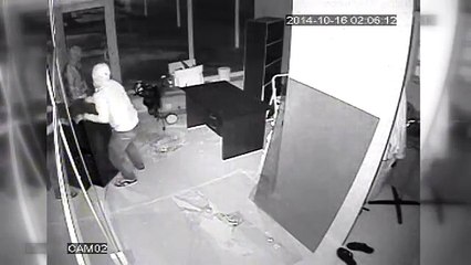 Çaldıkları çelik kasayı sürükleyerek götürdüler