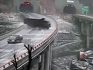 Ecco il video dell’incredibile incidente causato dall’aquaplaning