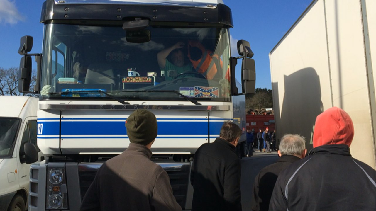 Les agriculteurs contrôlent un camion belge