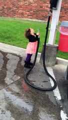 Saçına Elektrikli Süpürge İle Fön Çeken Dünyanın En Şirin Ufaklığı