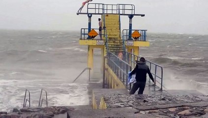 Şiddetli Fırtınada İskeleden Okyanusa Atlayan Çılgın İkili