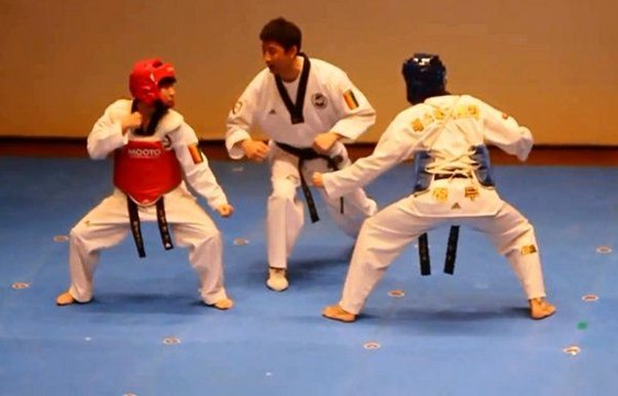 Едва начался бой, как зал взорвался от смеха