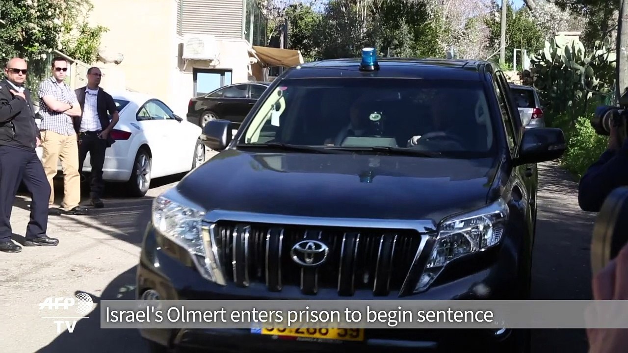 Israel ex-PM Olmert enters prison to begin sentence (2)