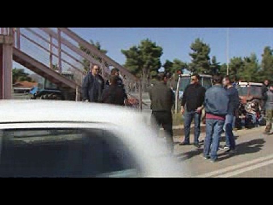 Ξεφουσκώνουν τα λάστιχα των τρακτέρ στο Κάστρο. Δεν πάνε πουθενά. Κλιμακώνουν Κάστρο, Αταλάντη και παλιό Λεβέντη