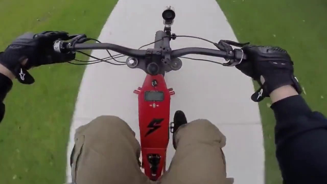 Balade en vélo électrique à 80km/h dans les rues de Sydney