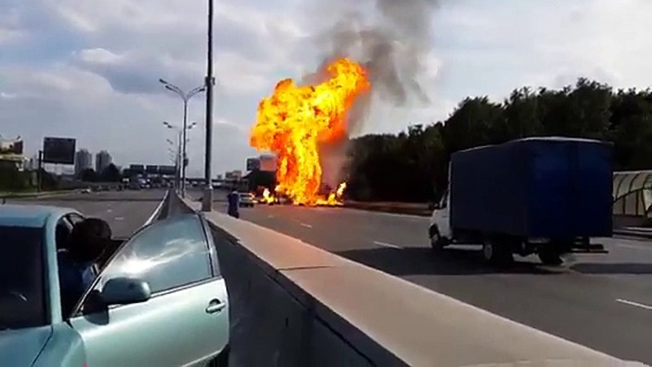 ▶ Fuertes explosiones en un incendio en carretera