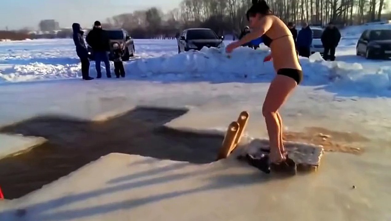 Девушка впервые решила окунуться в проруби РЖАКА!!!)