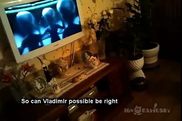 Котэ с удовольствием смотрит фильм. cat is watching scientific film about aliens
