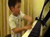 AMAZING!! 5 year old keyboard player (Funny Videos 720p)