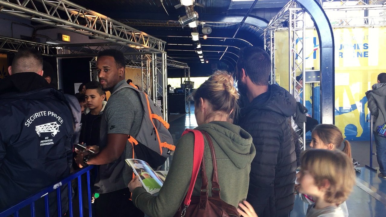 Tennis : Lucas Pouille en séance de dédicace à l'Open 13 Provence