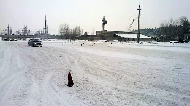 Экстремальное вождение. Контрсмещение и управляемый занос, зимой. carbon.co.ua