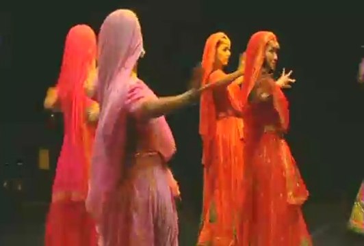 danse boolywood, sympa le melange. bientot stage de danse indienne j'ai hate!