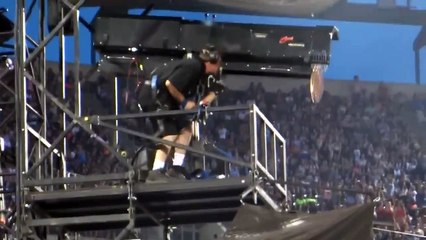 Beyonce's light tech dancing is just so cool!