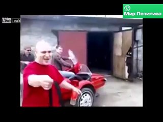 Забавное падение на мотоцикле