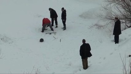 Muş'ta Donan Akarsularda Balık Avı