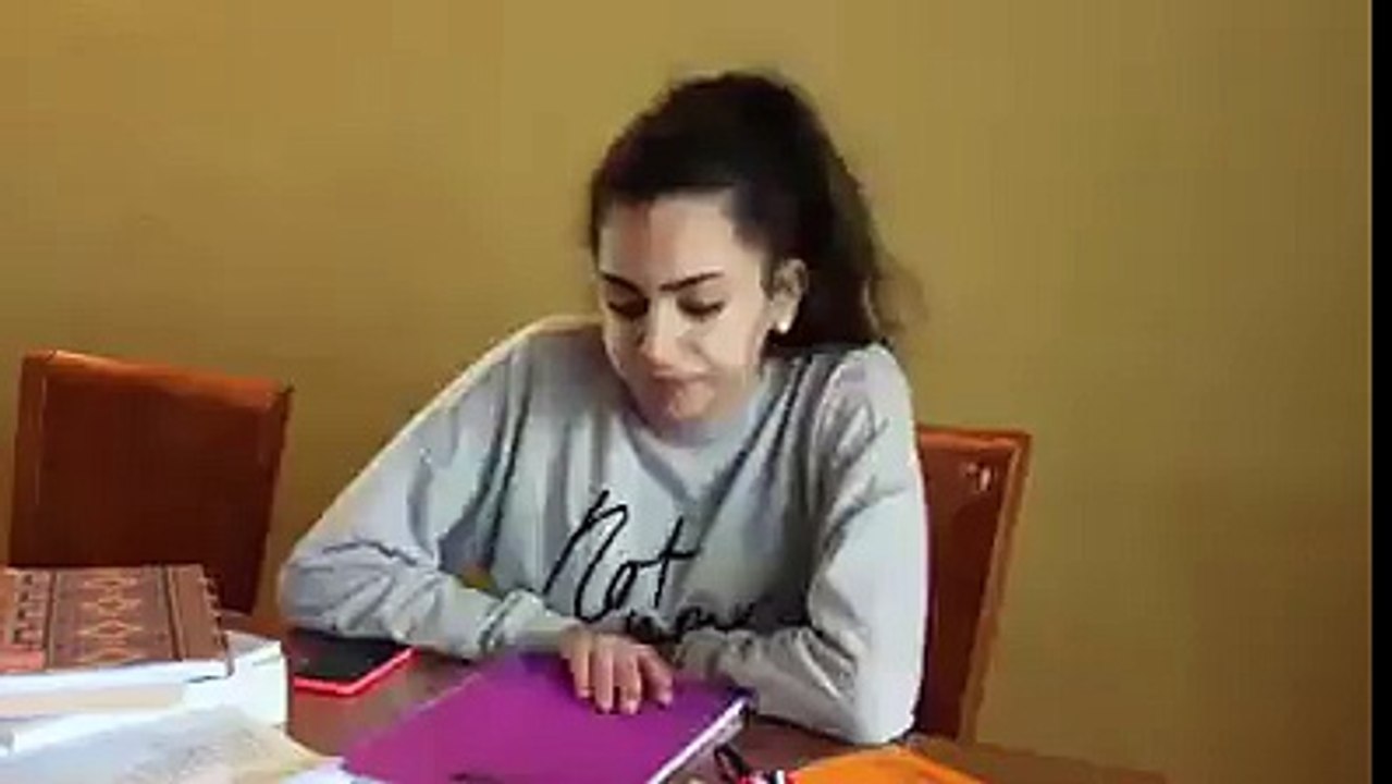 "الطفلة كي تجي تقرا"
